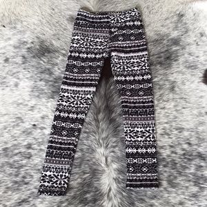 Warm leggings with black and white pattern